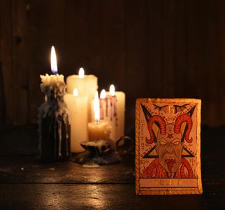 香薰蜡牌魔鬼与邪恶蜡烛的塔罗牌卡照片