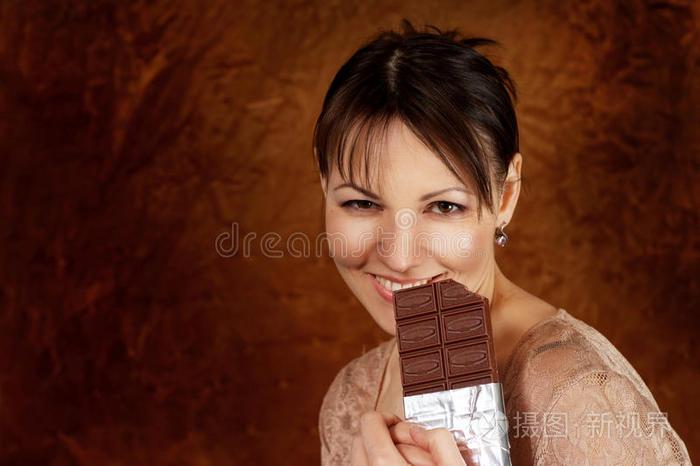 年轻的白种美女配巧克力