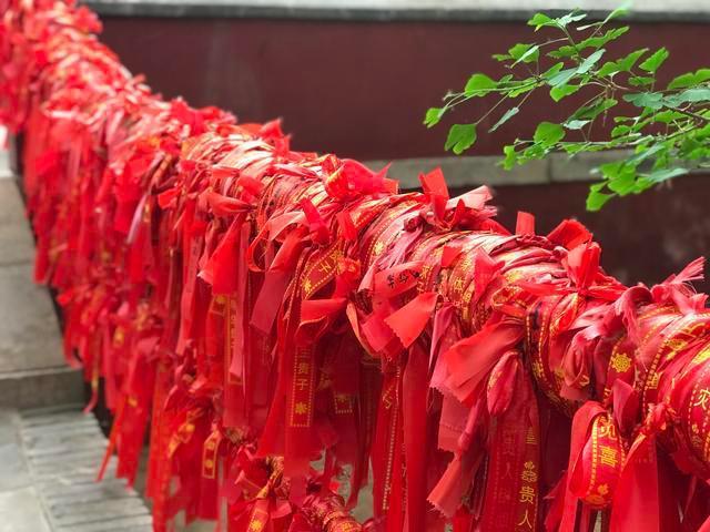 这里是北京求子最灵验的寺庙之一,山清水秀,春光无限美好