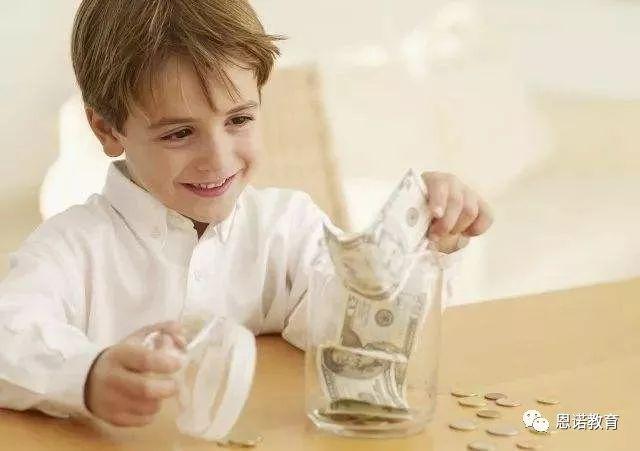 一个孩子的穷养和富养,其实不是看家境的贫富,而是看父母对待金钱的