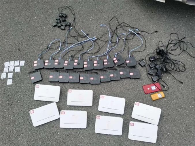 将8名嫌疑人全部抓获归案,当场起获基站设备21台,手机卡30多张