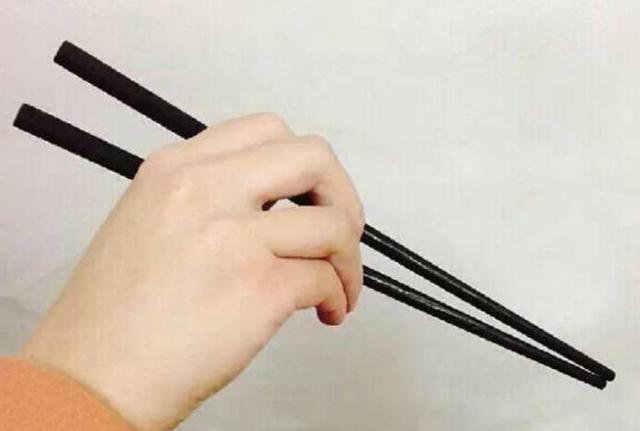 灵签占卜握筷子时你的手在什么位置测你属于哪种类型的爱情观