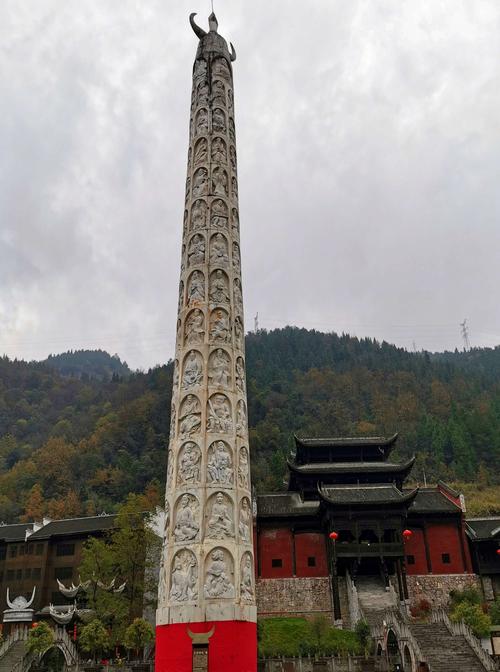 九黎神柱是目前世界上高度最高,直径最大,雕塑鬼神像最多的苗族图腾