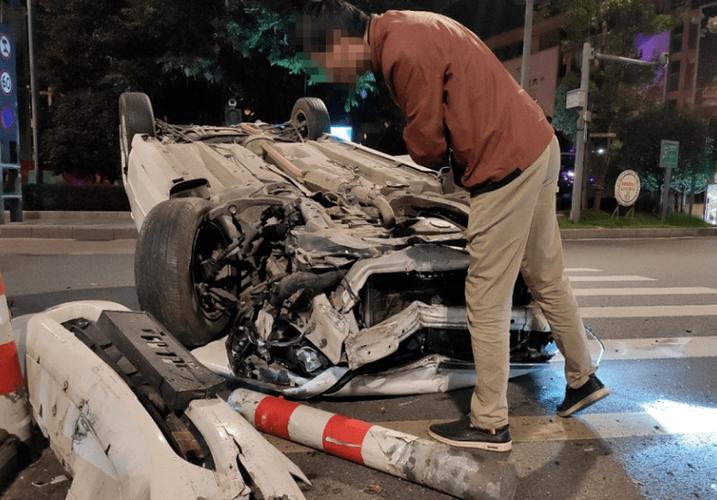 自贡丹桂大街发生一起车祸,轿车底朝天,撞得稀巴烂!