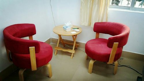温馨的红色座椅,木质的桌子,就是心理咨询室