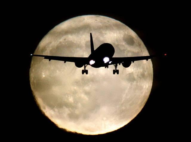 长焦镜头下月亮与飞机同框的美图,一起欣赏一下. 下图,波音-747