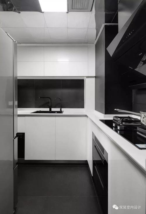 厨房黑色的地砖的墙砖搭配白色的橱柜,经典的黑白色搭配,现代感十足.