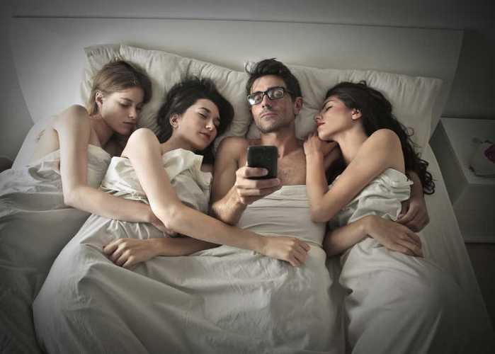 睡在一起的三个女人和一个男人