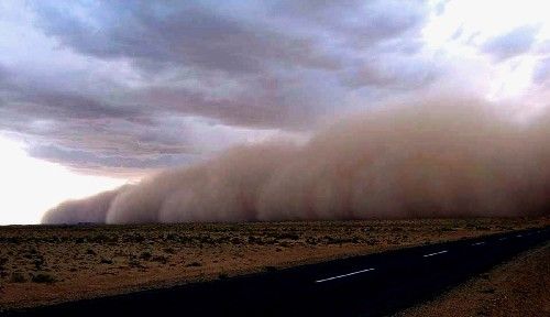   内蒙古阿拉善盟阿拉善右旗到阿拉善左旗的公路上刮起沙尘暴(5