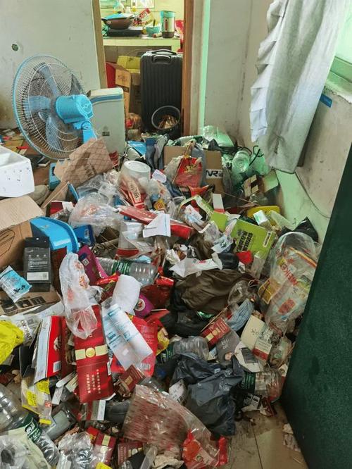 广东一小伙退房留满屋垃圾打扫花一千管理员还欠1个月房租