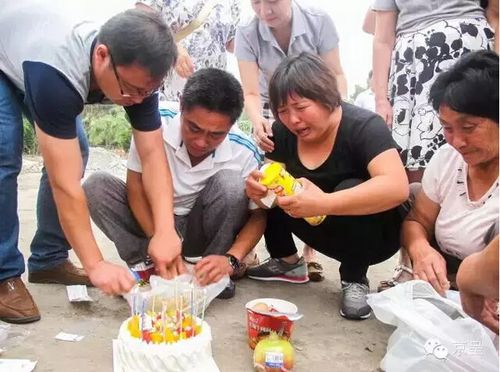 也是他22岁生日,甄宇航家属带着生日蛋糕来到殡仪馆,祭奠逝去的亲人