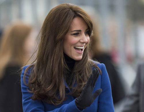 凯特王妃穿皇室蓝亮相气质脱俗