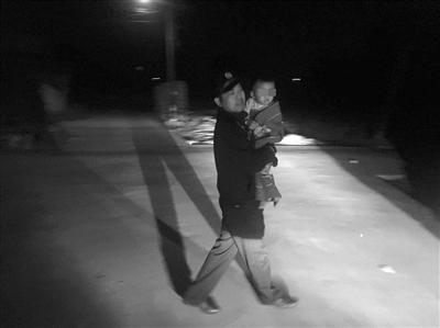 凌晨4点 两岁的孩子光着腿独自走在杭州街头!