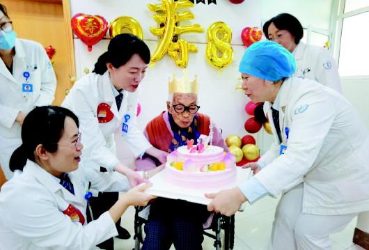刘桂兰在血液透析室中度过98岁生日.