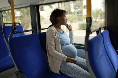 坐公交车给孕妇让座,下车,见到孕妇老公,我们都傻眼了!