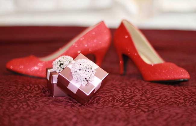 梦见红色通常代表热情,所以梦到红色鞋子是内心的一种喜悦,只有在梦里