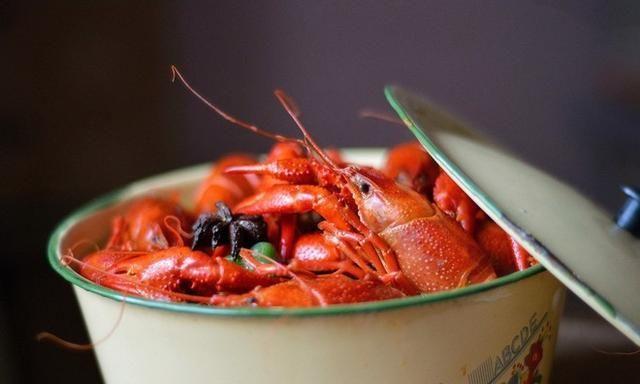 天气越来越热又是吃小龙虾的季节,送您清水小龙虾,简单美味