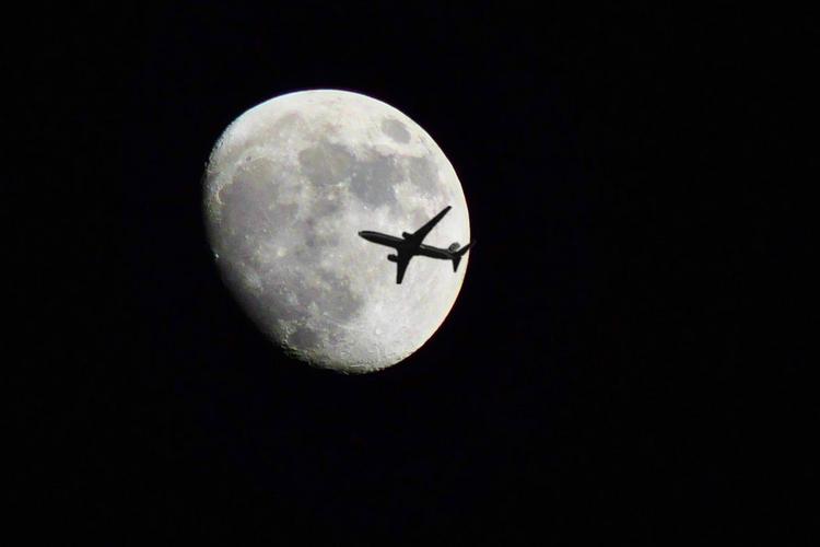 月亮和飞机(合成)
