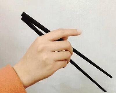 塔罗占卜:这四种拿筷子姿势,你属于哪种?测你今生注定什么命!