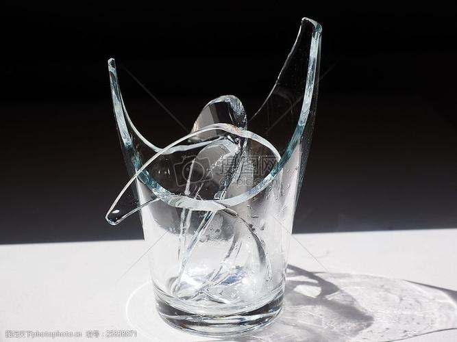 桌上残碎的玻璃杯