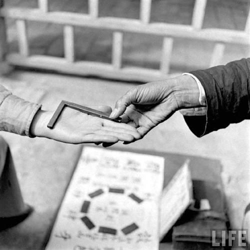 1947年南京街头的算命先生装备齐全似乎很专业