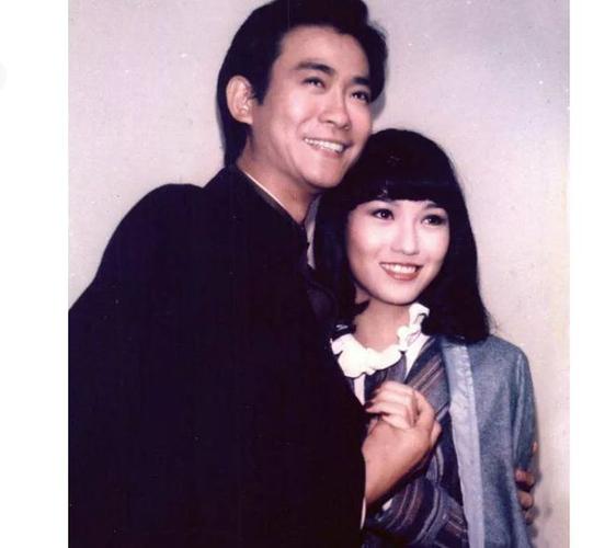 80年代,郑少秋和赵雅芝的合影,被誉古装第一美男和