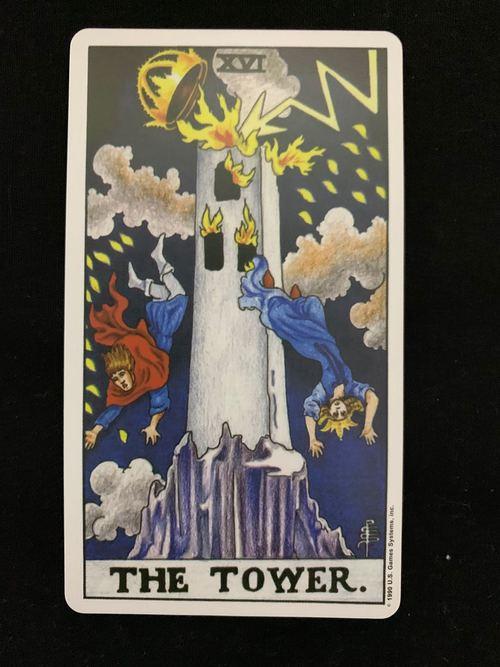 卡牌图案描绘一座位于山巅上的高塔,被雷击中而毁坏,塔中两个人头上