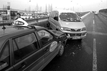 记者上班途中目睹6起车祸 警方发冰面行车技巧