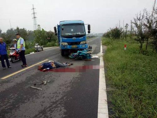 新张公路戴南中迎村段发生一起重大车祸,一死一重伤!