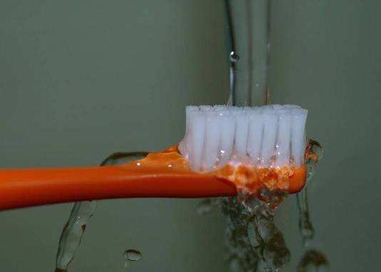 刷牙前牙膏要不要沾水多数人都会忽略难怪牙齿越刷越黄