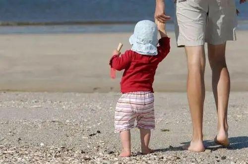 孩子走路是很慢的,容易跟不上父母的步伐,即使是被大人牵着手走路