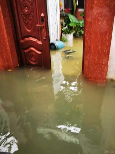 六安霍邱好多居民家里被水淹,进出都需要淌水
