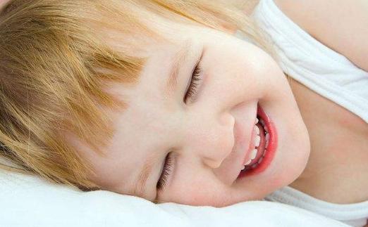 原创宝宝睡觉却在笑是做梦了还是什么原因