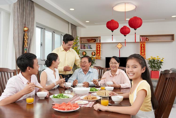 快乐享受的一家人一起吃饭幸福一家人幸福家庭幸福的人