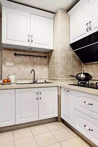 小小的厨房运用了整体白色橱柜,简练又舒服.