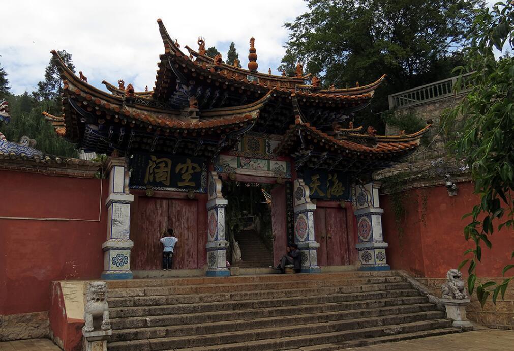 原创昆明香火最旺盛的寺庙,拥有600多岁的茶花树,求姻缘灵验
