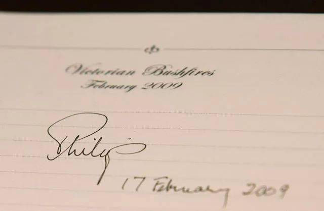 威廉王子的签名↓↓↓凯特王妃的签名↓↓↓哈里王子的签名↓↓↓梅根