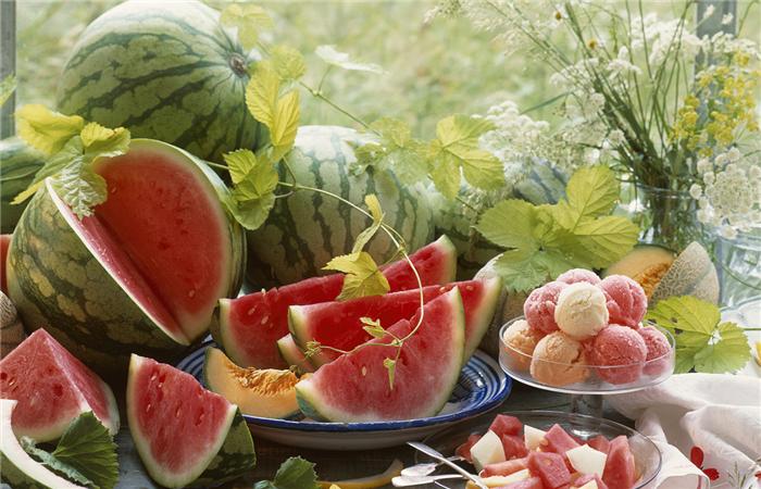 在各种水果中,西瓜的能量不算高,因此很多人认为吃西瓜可以减肥.