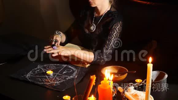 女巫是个算命的,有蜡烛特写. 一种神奇的仪式. 占卜.