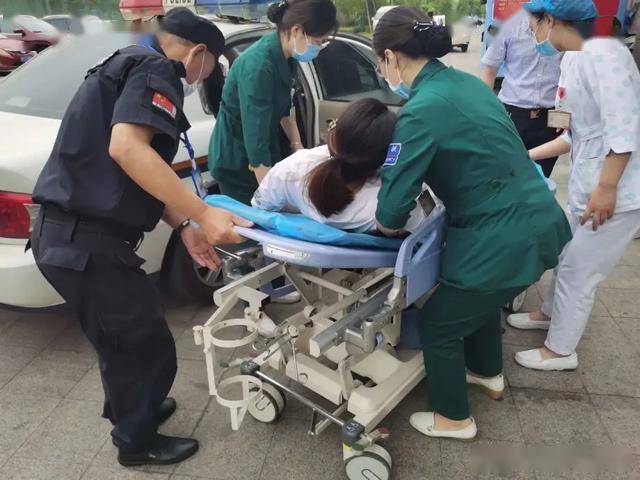 一孕妇独自驾车在姜堰出了车祸,更让人担心的是