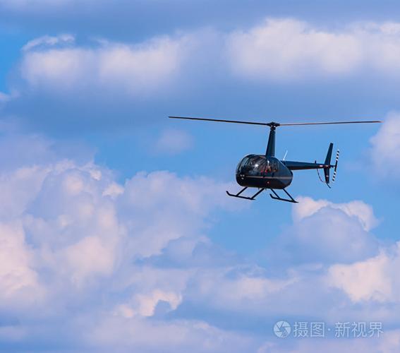 民用直升机在天空中