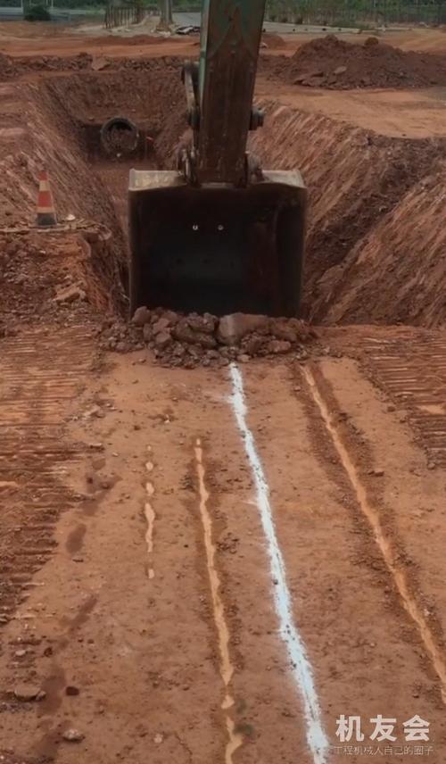 挖掘机挖沟对中线方法
