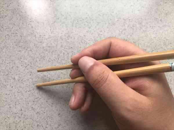 网上流传的孕妇用一根筷子测男女是什么原理