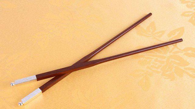 塔罗占卜选一双吃饭的筷子测你身边是否有小人