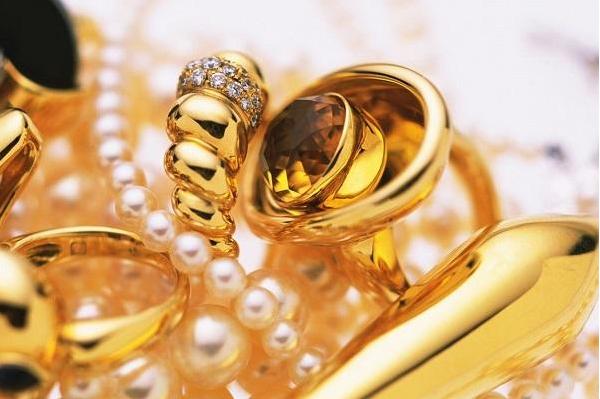已婚妇女梦见黄金首饰预示着什么,梦见捡到别人的黄金首饰