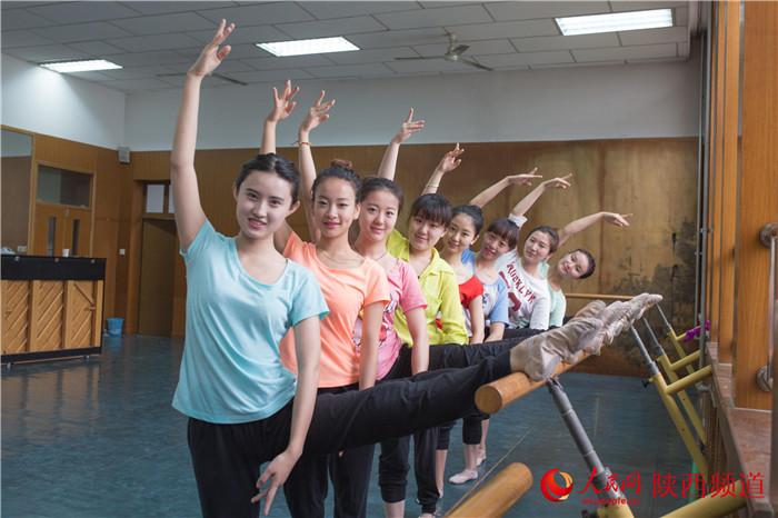 (照片中的人物均为音乐学院舞蹈系学生,拍摄,投稿@熙宇william)轻舞