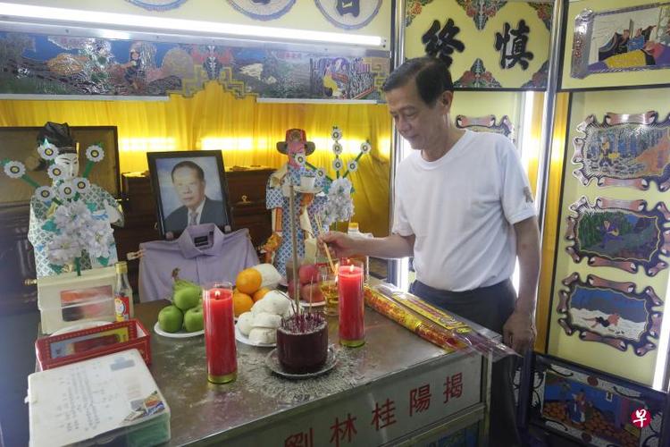加东花卉创办人刘特静昨天逝世,儿子刘禧旦今晚在灵堂前给父亲上香.