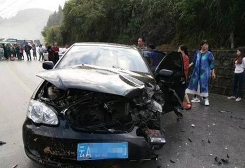 云南自驾游途中遇见车祸现场四川七名医护人员集体救人