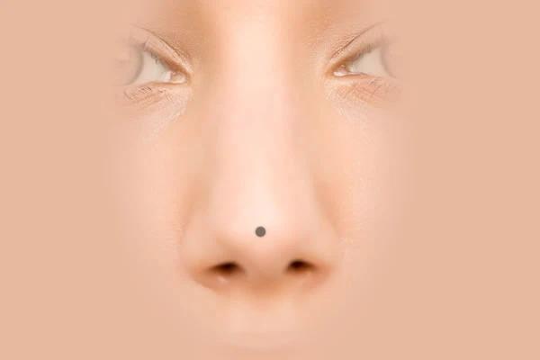 所以从面相学上来讲,鼻子应以挺拔光润为佳,不能有痣或疤痕,否则会对