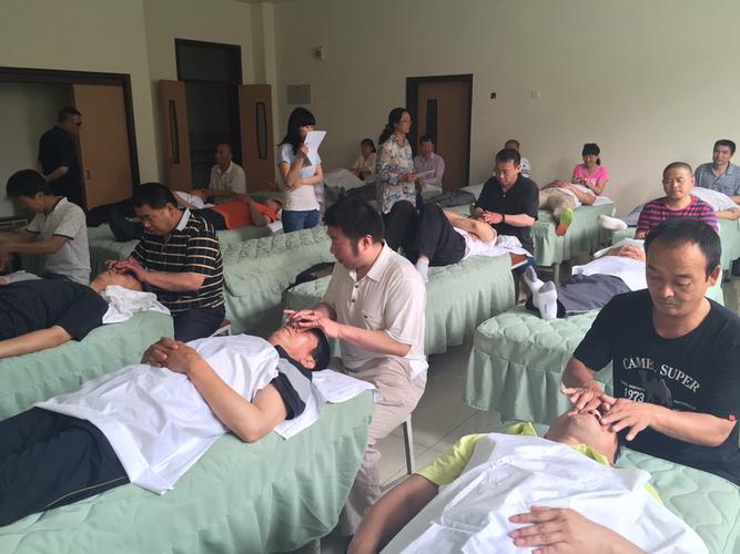 来自北京,青海,西藏三省区市的64名盲人学员完成了208学时的保健按摩